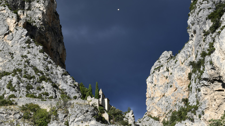 Chapelle et montagnes au-dessus de Moustiers-Sainte-Marie, France