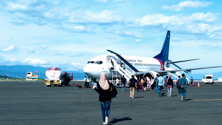 Un jet de passagers à l'aéroport Syukuran Aminuddin Amir à Luwuk, Central Sulawesi