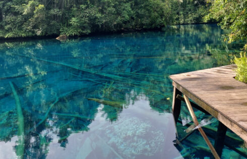 Le lac le plus bleu en Indonésie est un paradis caché à couper le souffle mieux connu sous le nom de «Mirror of the Sky»