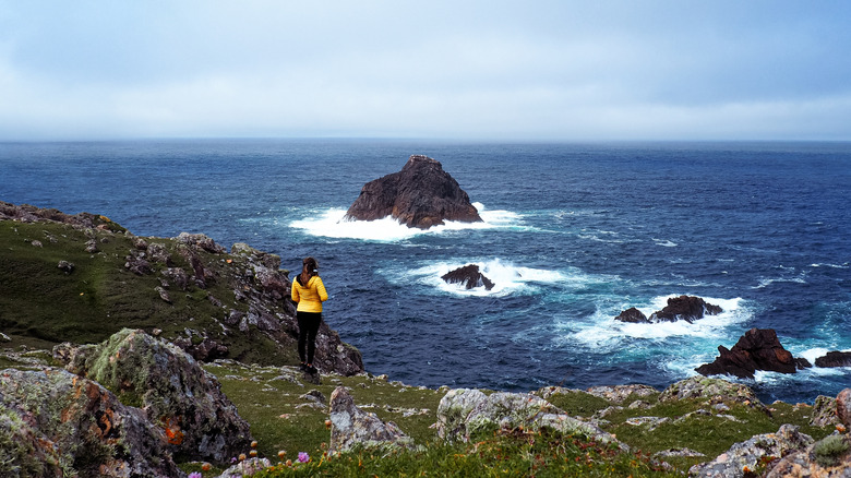 Un randonneur sur le sentier Erris Head Loop dans le comté de Mayo, Irlande