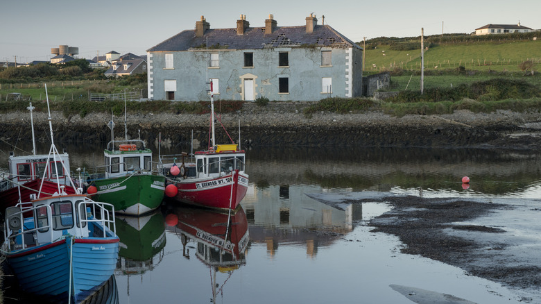 Belmullet Harbour près de la boucle d'Erris Head dans le comté de Mayo, Irlande