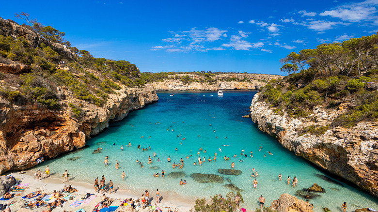 Des gens nageant sur la plage à Majorque, Espagne