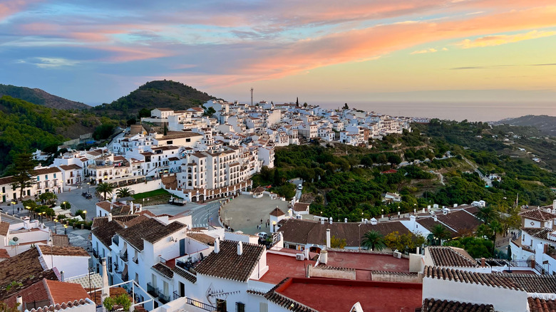Vue panoramique de Frigiliana, Espagne, contre la mer au coucher du soleil