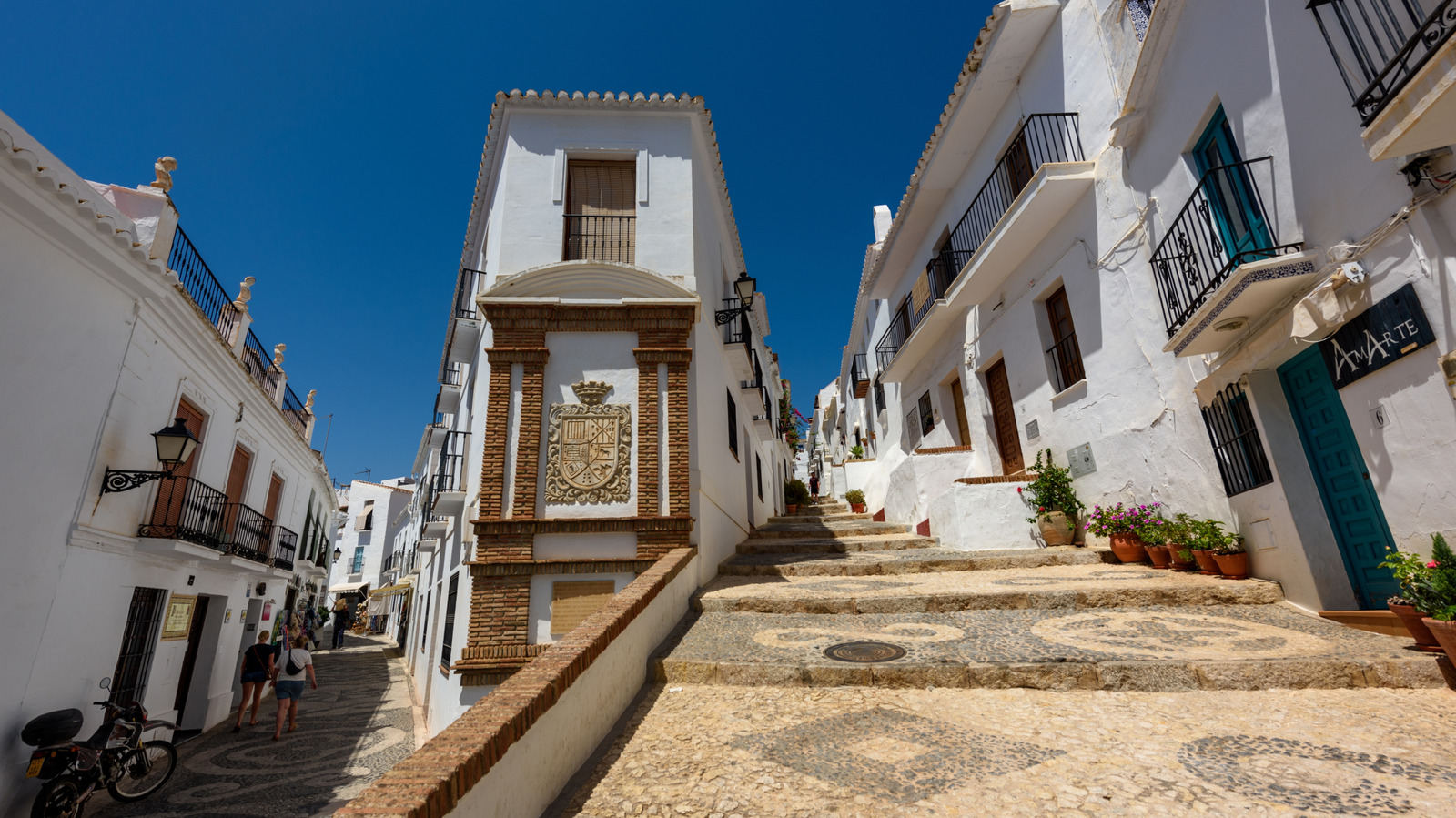 L'une des plus belles villes d'Espagne est un paradis caché à la chaux blanc avec des vibrations de l'île grecque