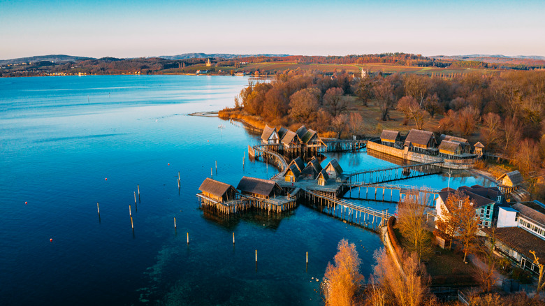 Village d'habitation de piles reconstruite au musée Pfahlbauten sur le lac Constance, Allemagne