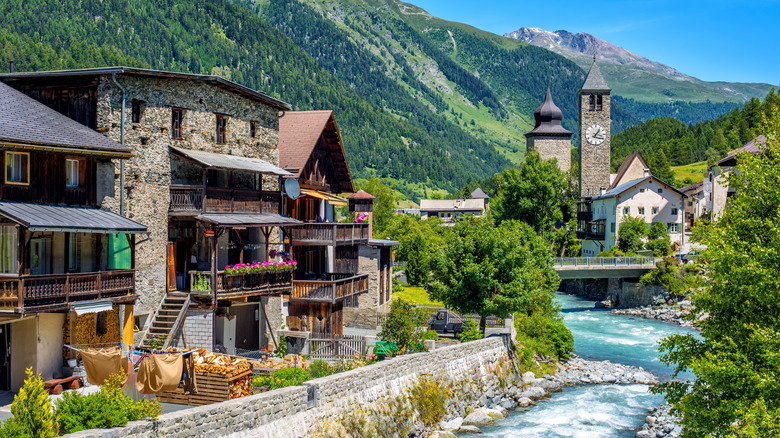 Le pittoresque village suisse de Susch dans la vallée d'Engadin
