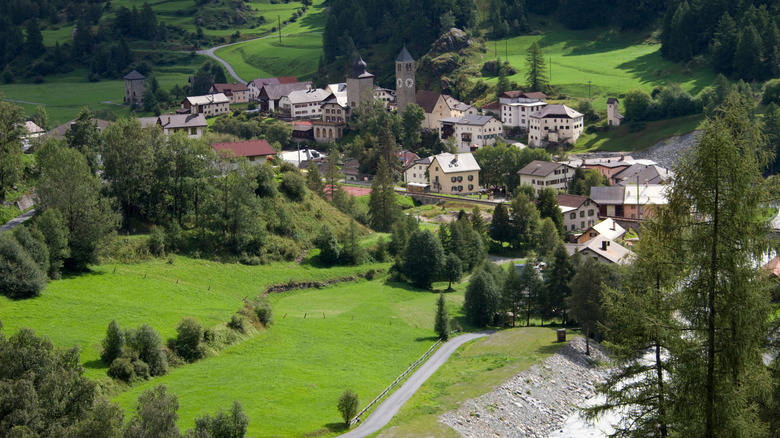 Vue aérienne du charmant village suisse de Susch