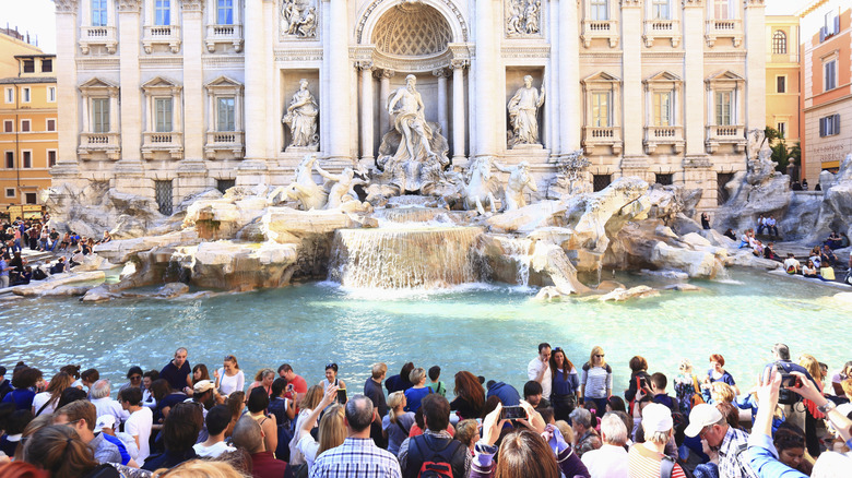 Foule devant la fontaine Trevi de Rome