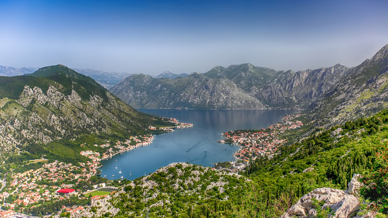 Vue aérienne de Tivat et de la baie de Kotor