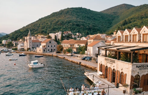 L'une des plus belles villes côtières du Monténégro est une luxueuse paradis de la plage méditerranéenne
