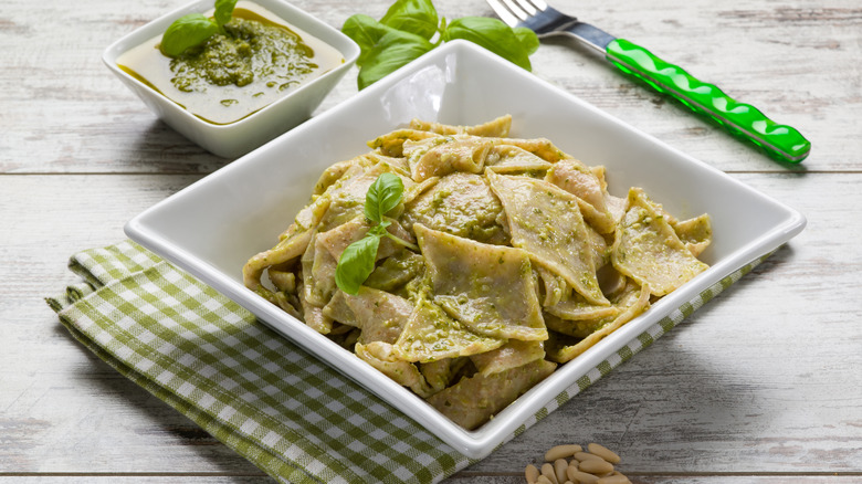 Testaroli traditionnel dans un plat servi avec du pesto