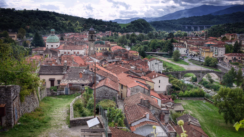La ville médiévale et les bâtiments de Pontremoli, Italie en Toscane