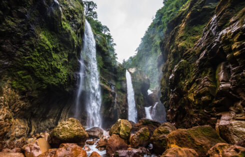 Le «Jurassic Canyon» du Costa Rica est un paradis tropical peu connu de falaises imposantes et de piscines émeraude