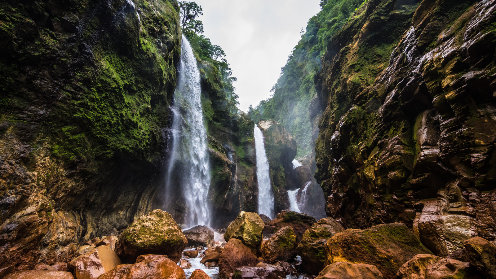 Le «Jurassic Canyon» du Costa Rica est un paradis tropical peu connu de falaises imposantes et de piscines émeraude