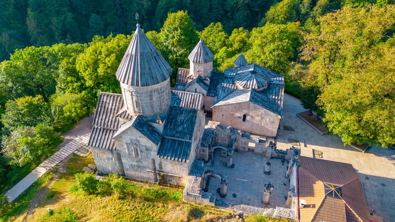 Monastère de Haghartsin par une journée d'été ensoleillée, Arménie