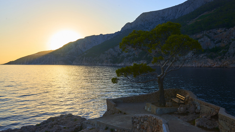 Un coucher de soleil sur la côte de Sveta Nedjelja sur Hvar, Croatie