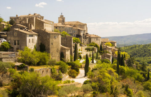 L'un des plus beaux villages de Provence est une ville médiévale débordante d'art, de shopping et de gastronomie