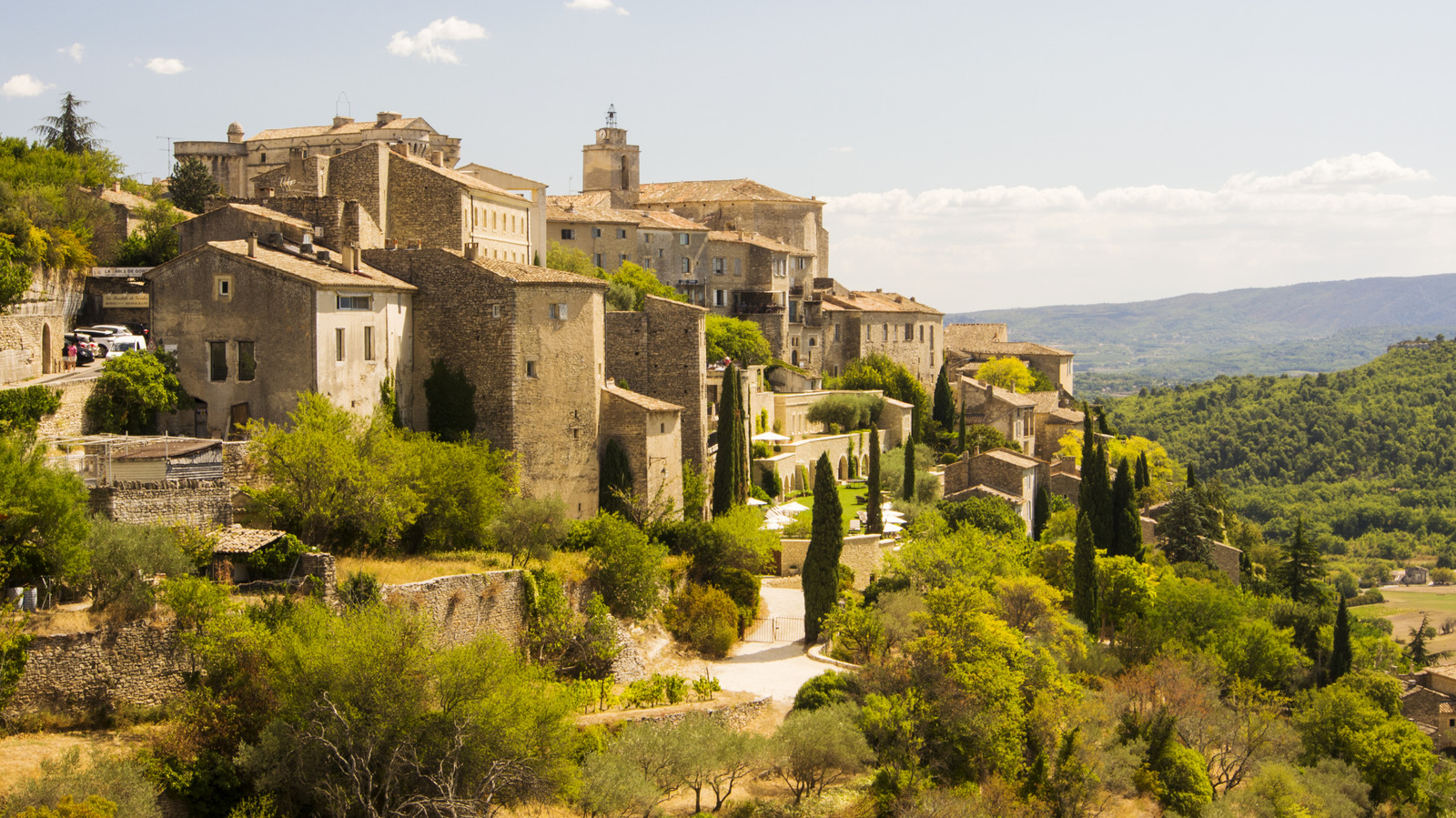 L'un des plus beaux villages de Provence est une ville médiévale débordante d'art, de shopping et de gastronomie