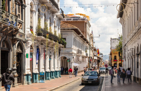 Le «Athènes de l'Équateur» est une ville pittoresque, conviviale aux touristes et à parois blanches cachées dans les Andes