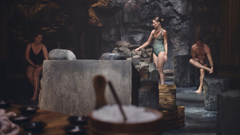 Intérieur d'une salle à Sky Lagoon à Kópavogur, en Islande, et des visiteurs participant à Skjól