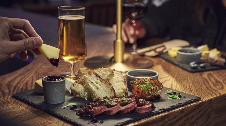 Gros plan de la nourriture et des boissons dans l'un des restaurants du Sky Lagoon à Kópavogur, en Islande,