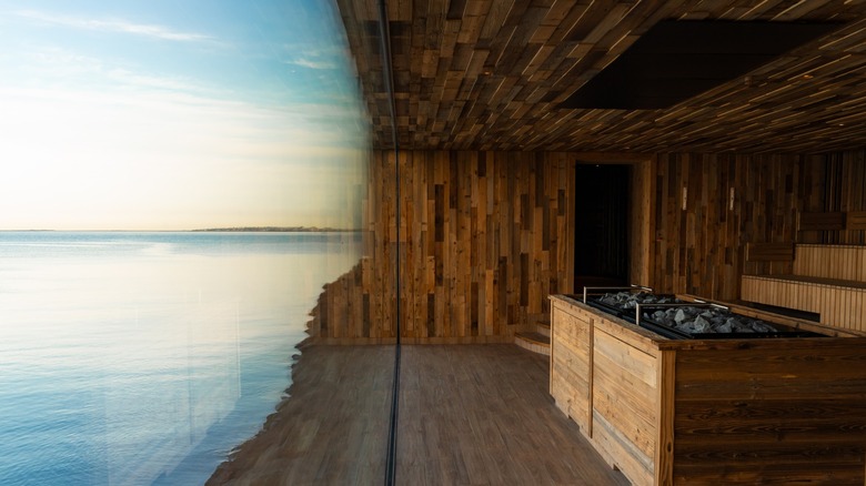 Sauna au Sky Lagoon à Kópavogur, en Islande, qui présente la plus grande fenêtre du pays