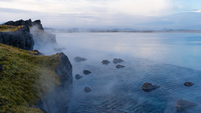 Vue du Sky Lagoon à Kópavogur, en Islande, qui surplombe l'océan Atlantique Nord