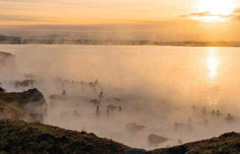 L'une des meilleures spas géothermiques d'Islande offre une luxueuse expérience de falaise avec des vues pittoresques sur l'océan