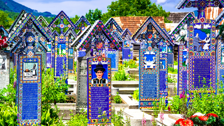 Marqueurs de tombes peints aux brillants au Merry Cemetery, en Roumanie,