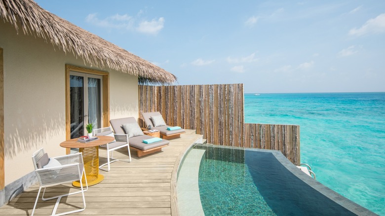 Pool and Pool Deck dans une villa Overwater au Resort Intercontinental Maldives Maamunagau