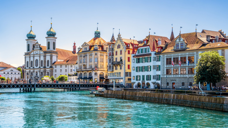 Bâtiments historiques surplombant l'eau à Luzern, en Suisse