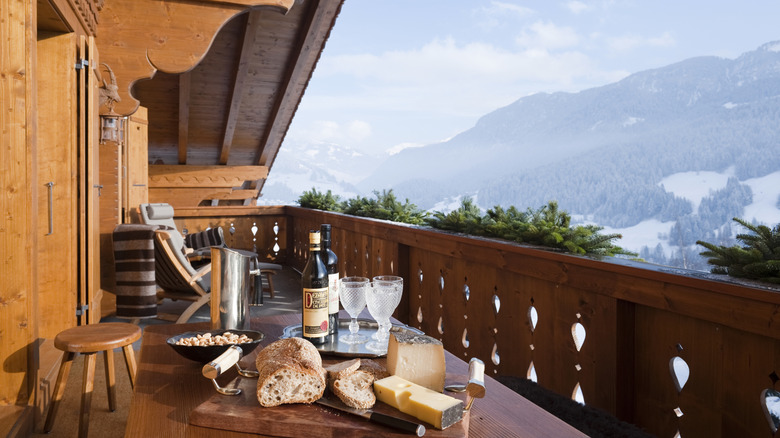 Board de charcuterie et vin dans un chalet en Suisse