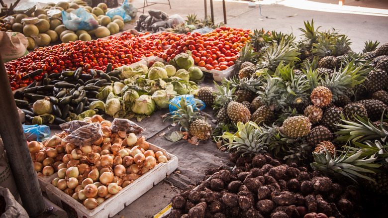 Fruits et légumes frais tropicaux sur le marché de San Ignacio au Belize