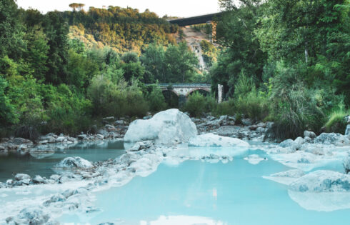 Des sources chaudes naturelles secrètes au cœur de la Toscane d'Italie offrent un répit idyllique de la foule touristique