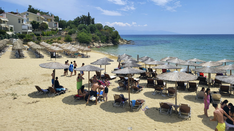 Baisses de soleil et parasols sur une plage grecque