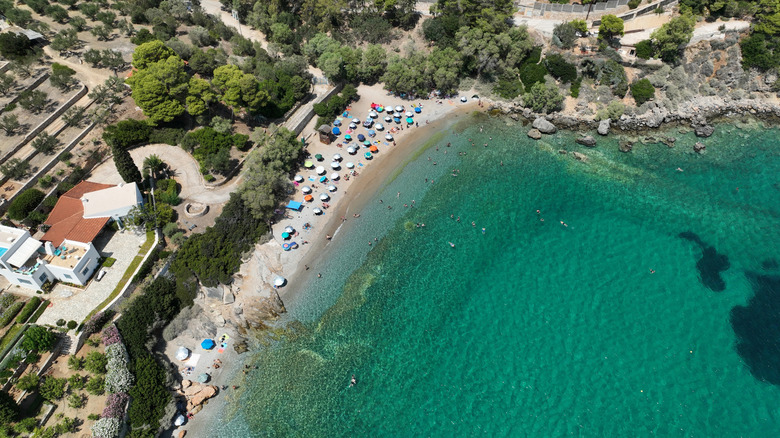 Une vue à l'oiseau de la plage d'Erotospilia avec des eaux claires et un littoral rocheux