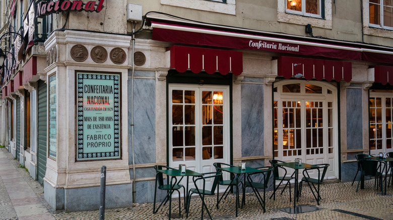 Extérieur de Confearia nacional à Lisbonne avec des sièges extérieurs