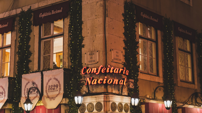 Le panneau pour Confeitaria Nacional dans un coin de rue à Lisbonne