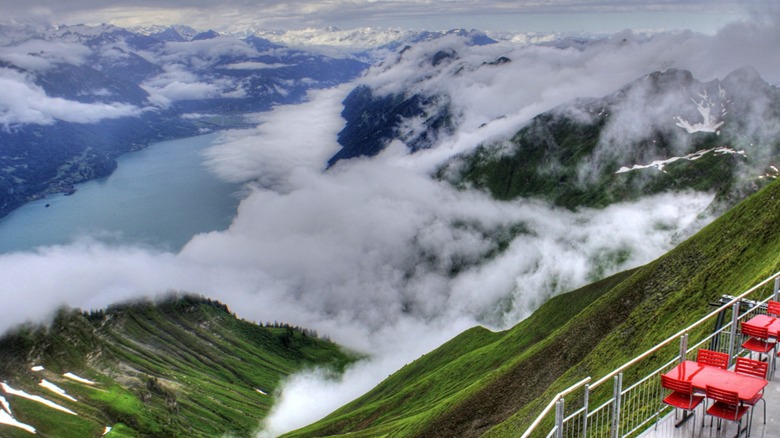 Vue sur les Alpes suisses, le lac Brienz et le Bernois Oberland en Suisse, vu de l'hôtel Berghaus Rothorn Kulm près du sommet de Brienzer Rothorn