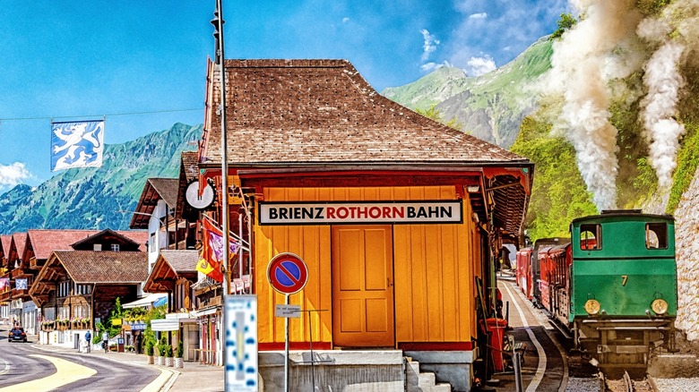 Vue de la gare de Brienz, la première gare du Brienz Rothorn Railway, un train à vapeur historique qui passe par les Alpes EMmentales dans la région de Bernese Oberland en Suisse, illustrée ici par une journée brillante et ensoleillée