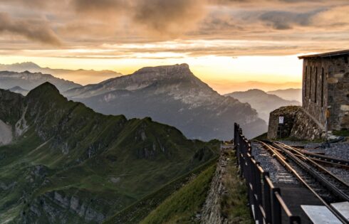 Situé dans les Alpes suisses est un train à vapeur historique offrant des vues panoramiques à couper le souffle