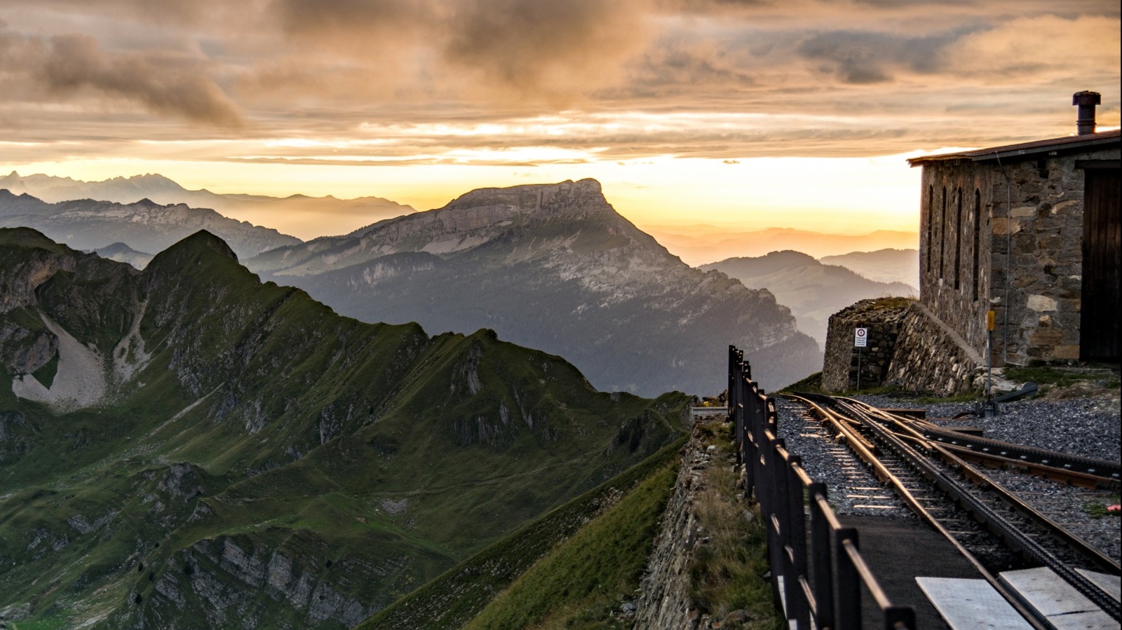 Situé dans les Alpes suisses est un train à vapeur historique offrant des vues panoramiques à couper le souffle