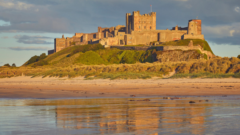 Château de Bamburgh au-dessus des dunes de la plage de Bamburgh