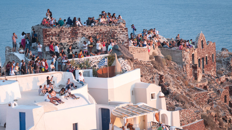 Vues du coucher du soleil depuis le château de Saint Nicolas à Oia, en Grèce,