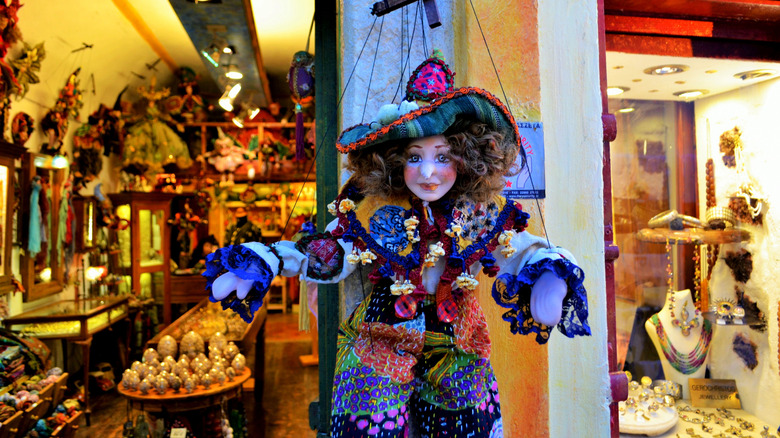 Marionettes trouvées sur les marques anthenions de la boutique d'art à Oia, en Grèce,