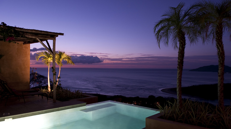 Vue sur la piscine et les chambres dans un hôtel de Tamarindo