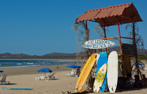 La ville balnéaire colorée du Costa Rica est une tranche de paradis connue pour son surf parfait et sa faune riche