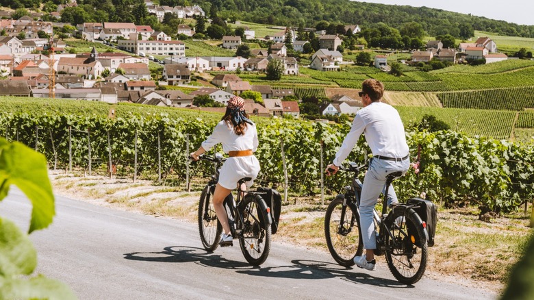 Deux invités font des vélos à travers la campagne près du Royal Champagne Hotel & Spa