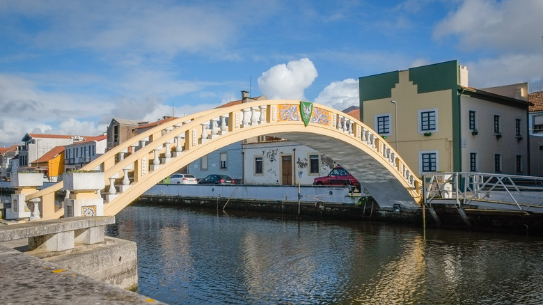 Le vieux pont Carcavelos au canal de São Roque