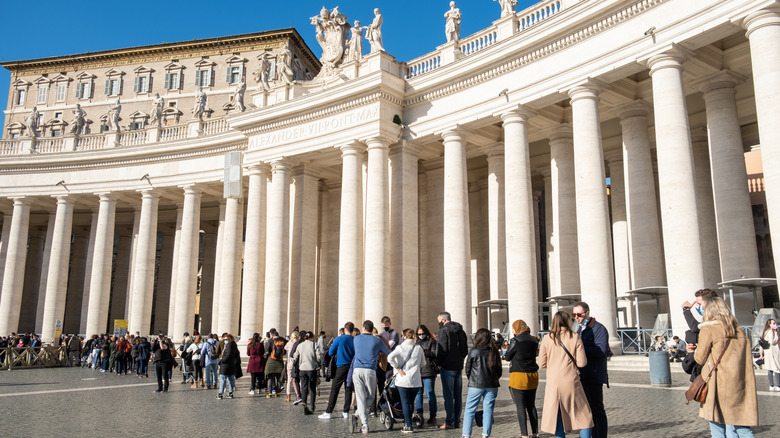 Les gens qui font la queue au Vatican